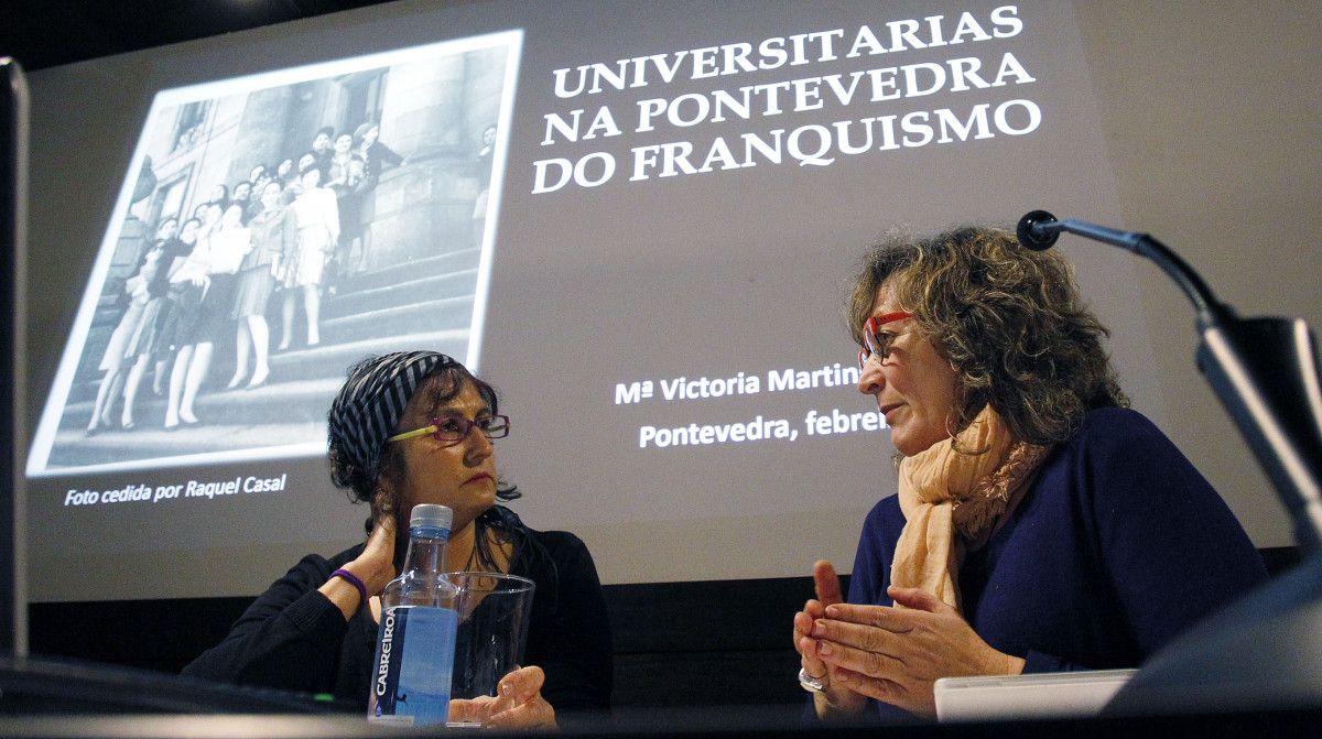 Victoria Martíns e Carmen Fouces na charla 'Universitarias na Pontevedra do franquismo'