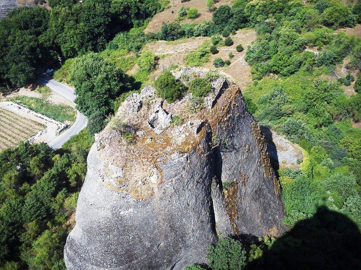 Ruínas dun mosteiro no cumio dun meteoro Ruínas dun mosteiro no cumio dun meteoro