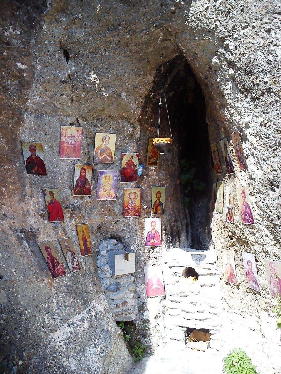 Altar na base da rocha de Agios Nikolaos Altar na base da rocha de Agios Nikolaos