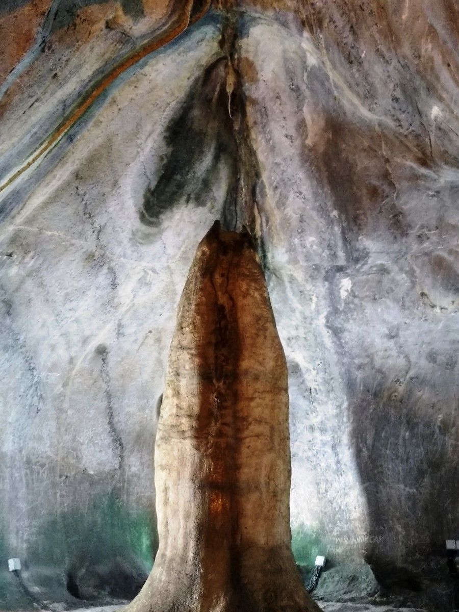 Lingam ou pene de Shiva da Cova do Ramayana