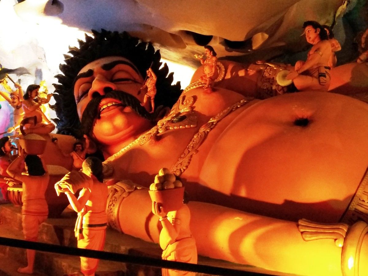 Estatua de Kumbhakarna na Cova do Ramayana