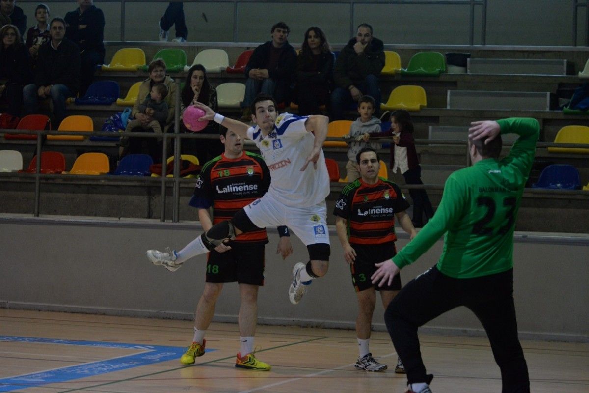 Pablo Picallo supera a Carlos Durán en el partido entre Cisne y Embutidos Lalinense en el CGTD