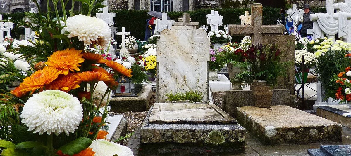 Tumbas con flores