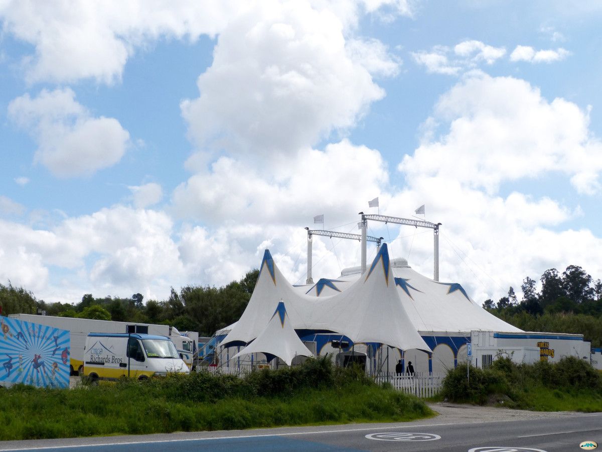Circo instalado en la parcela de Mollabao