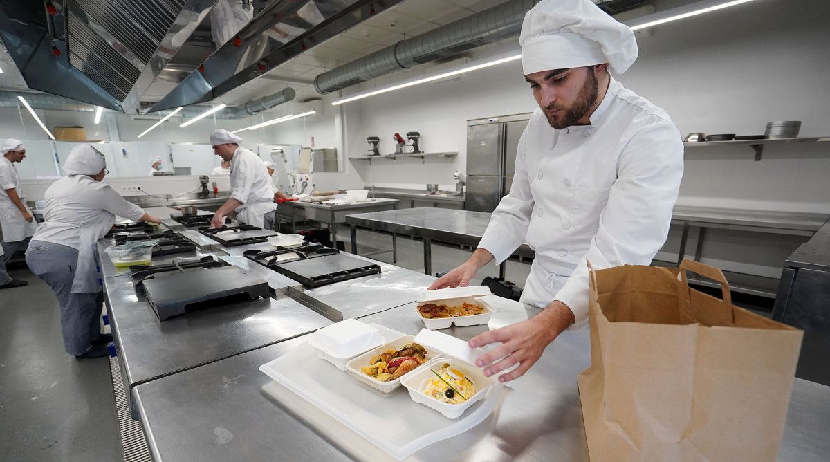 Alumnado del Carlos Oroza preparando los menús para llevar