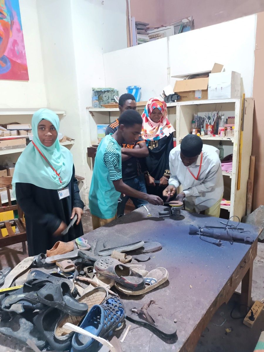 Mozos e mozas a traballar no Cultural Arts Centre Zanzibar