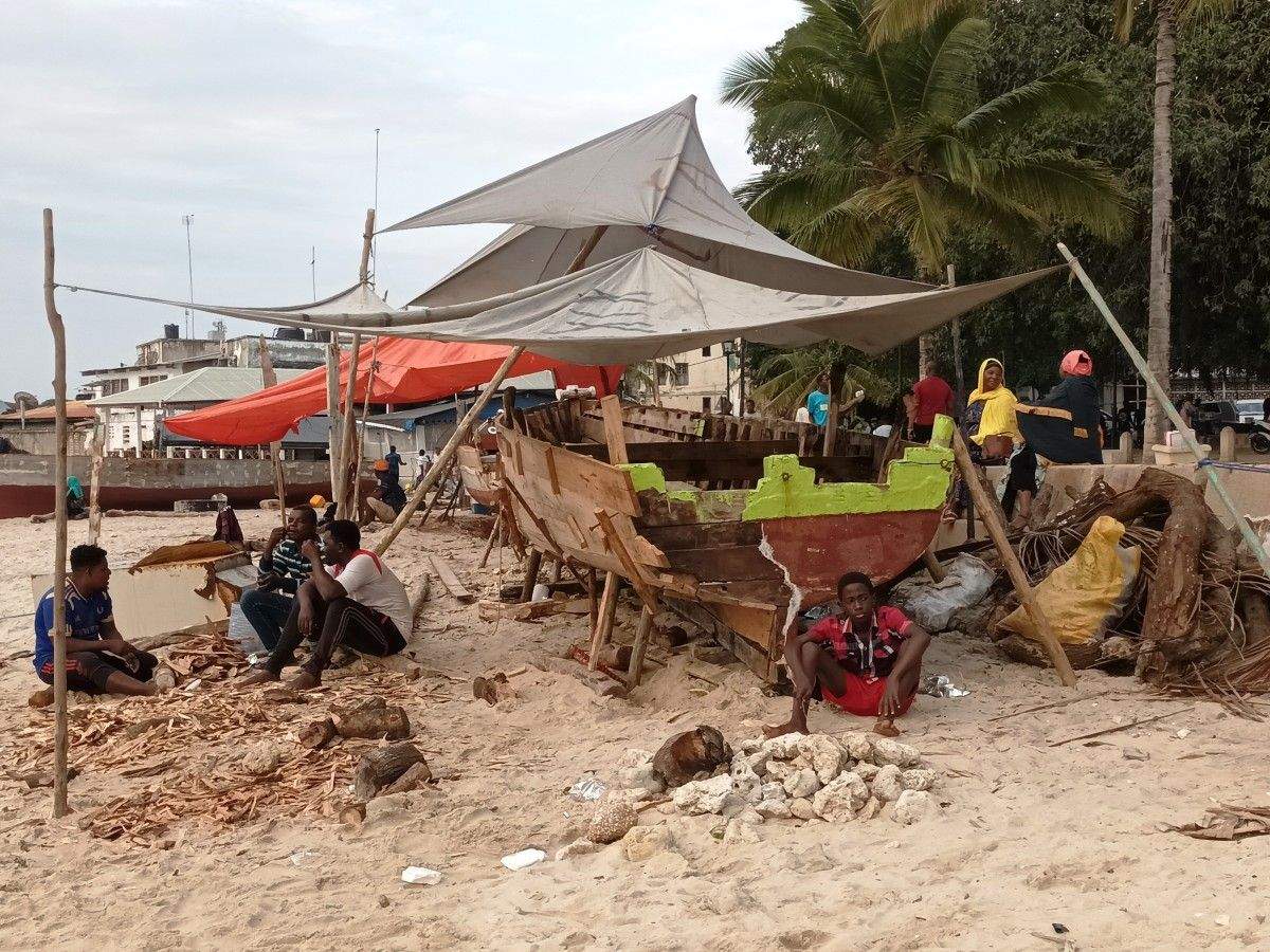 Estaleiro de ribeira na praia de Stone Town