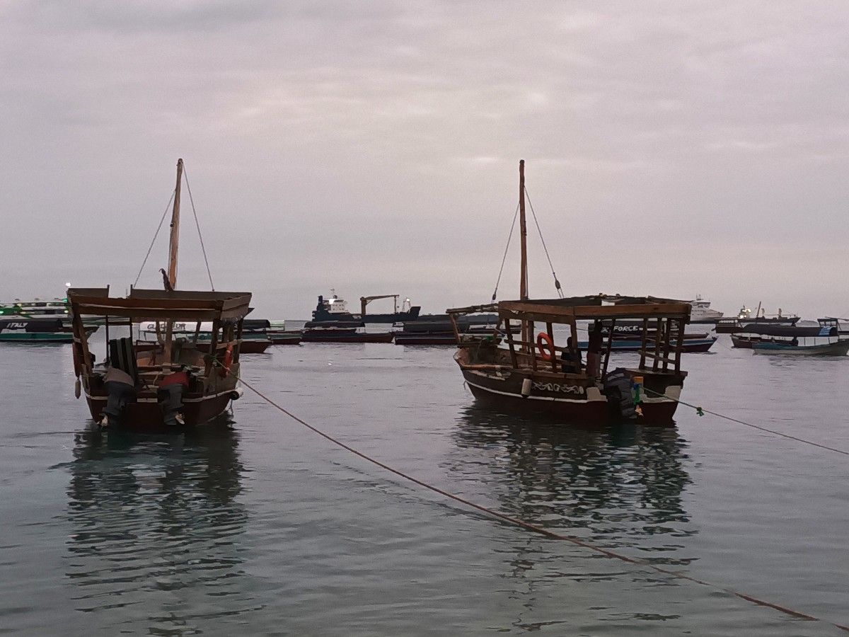 Barcos no porto de Stone Town