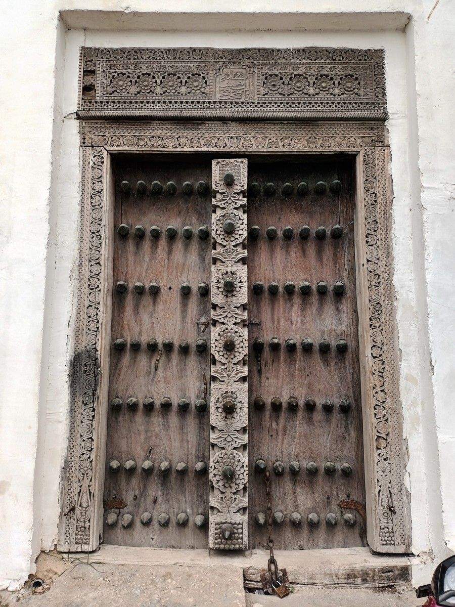 Porta tallada en madeira (2)