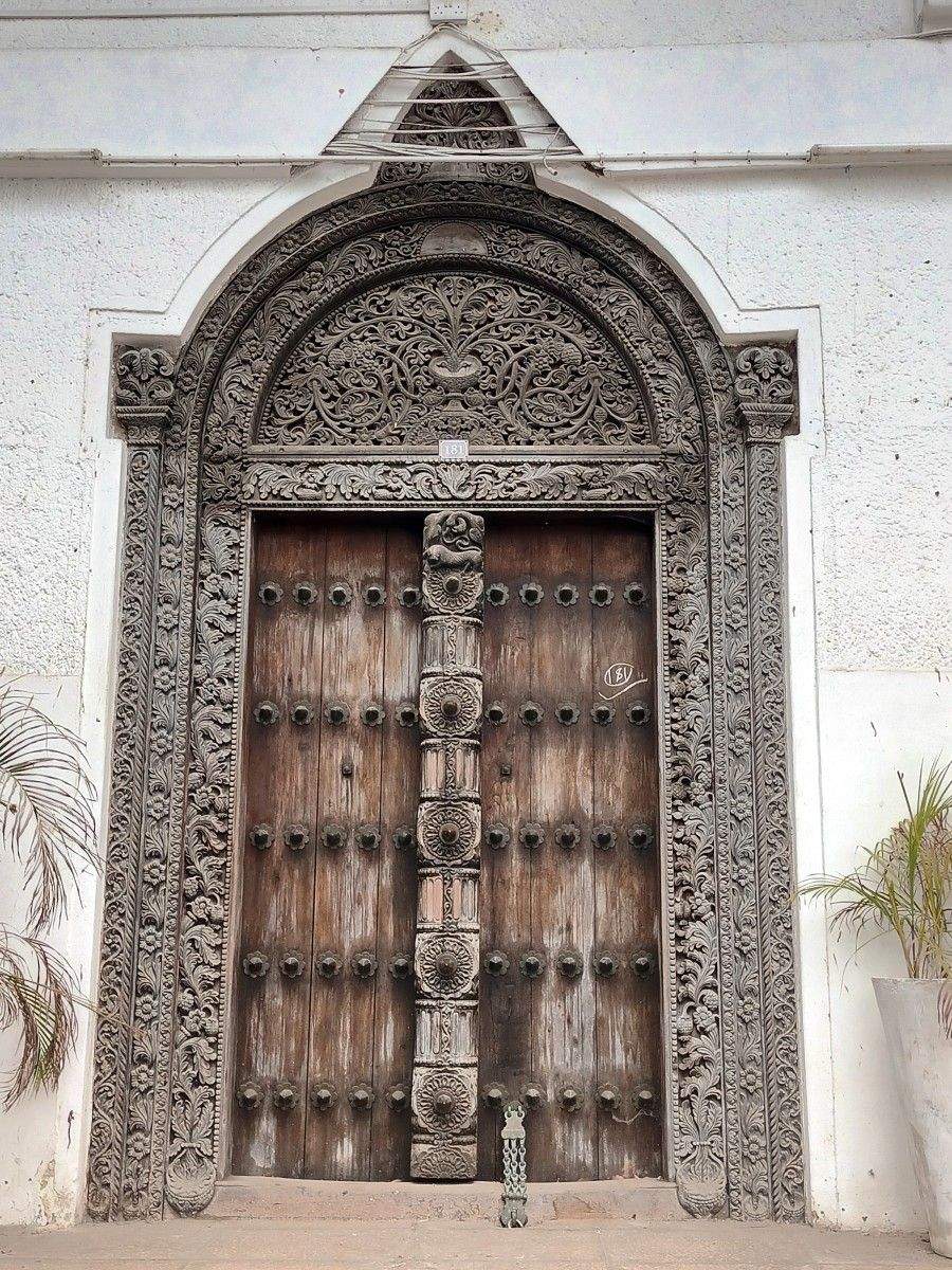 Porta tallada en madeira (3)
