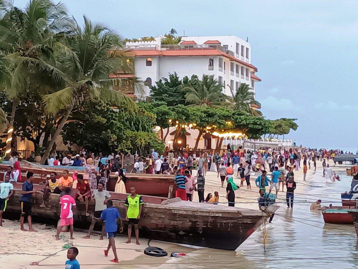 Xente a pasear pola praia á hora do solpor