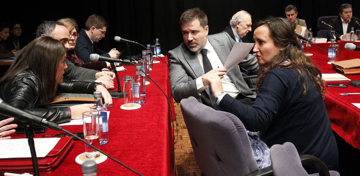 Jacobo Moreira dirixíndose ao seu grupo municipal no Pleno da corporación
