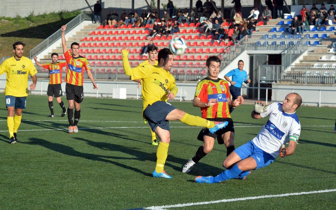 Remate de Hugo no partido entre Xuventú Sanxenxo e Laracha