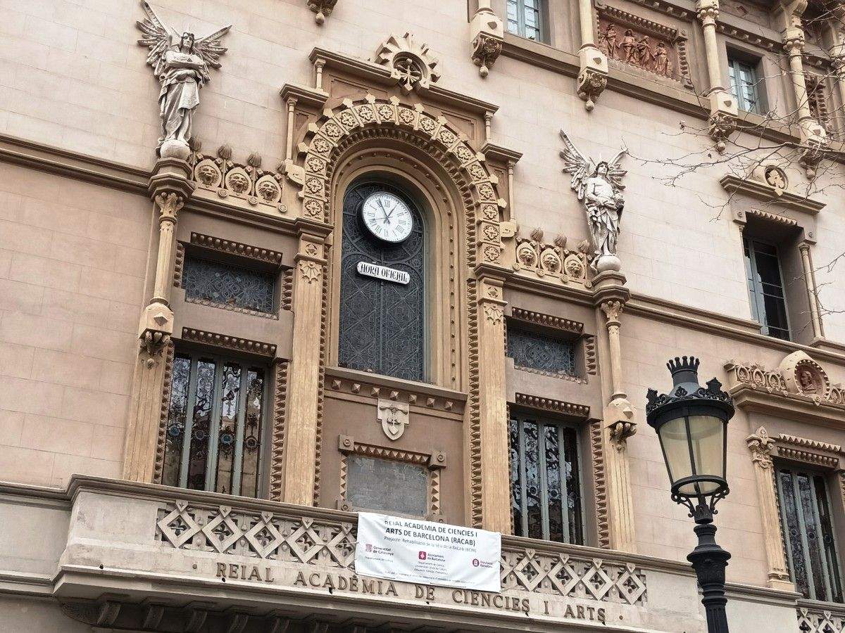 Detalle da fachada da Reial Académia de Ciencies i Arts