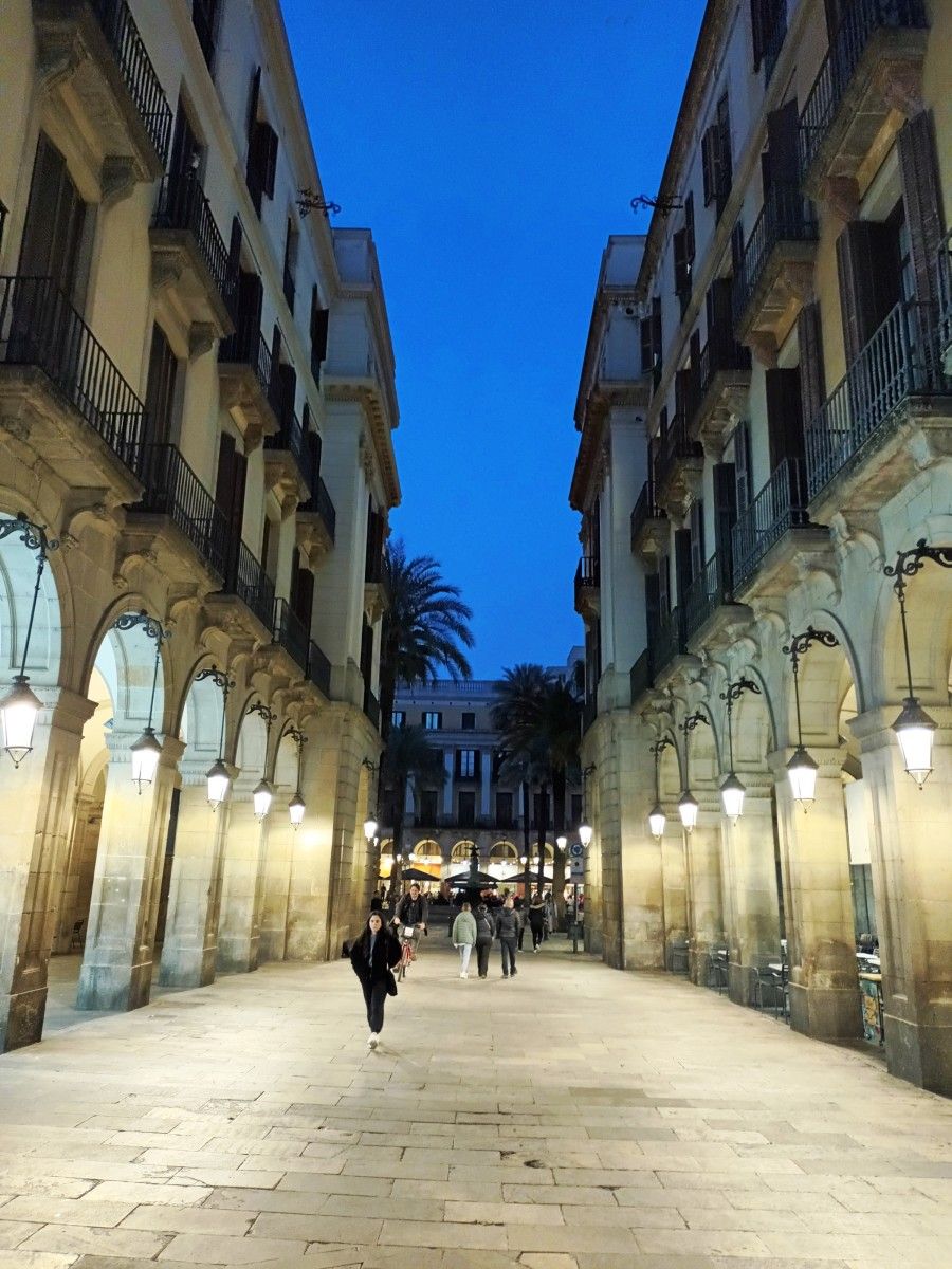 Entrada á Plaça Reial dende a Rambla
