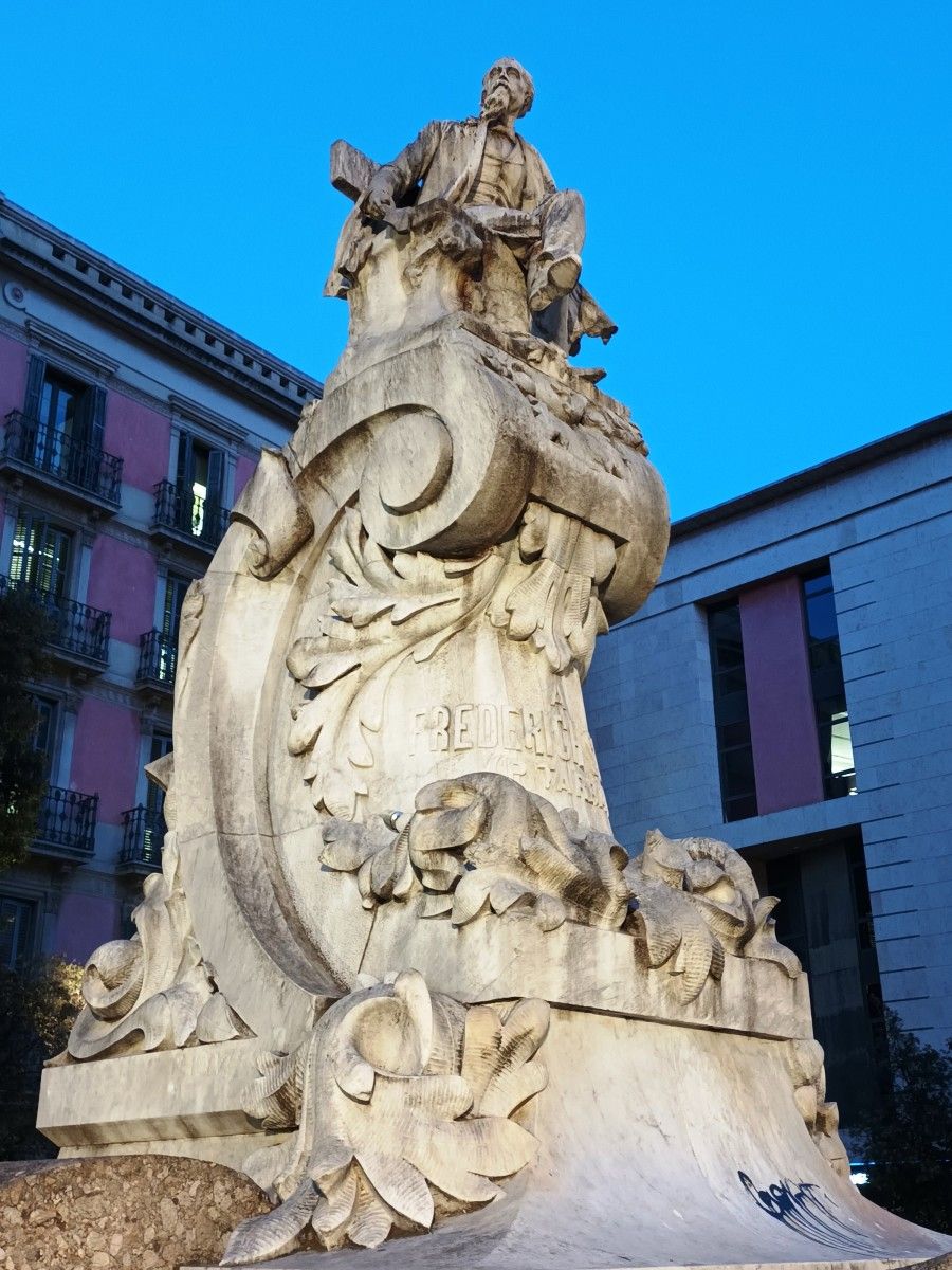 Estatua en honra de Pitarra