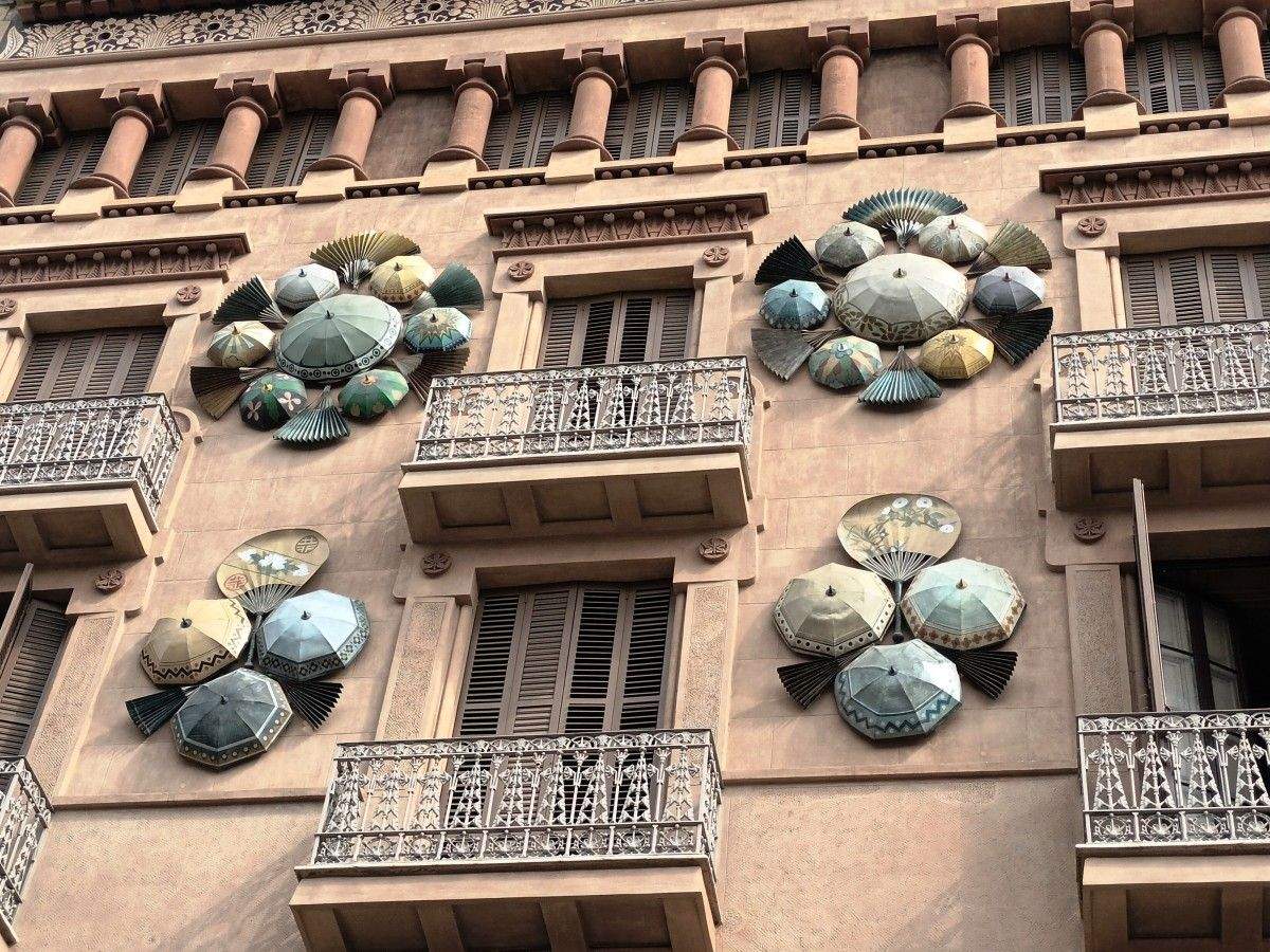Paraugas na fachada da casa Bruno Quadros