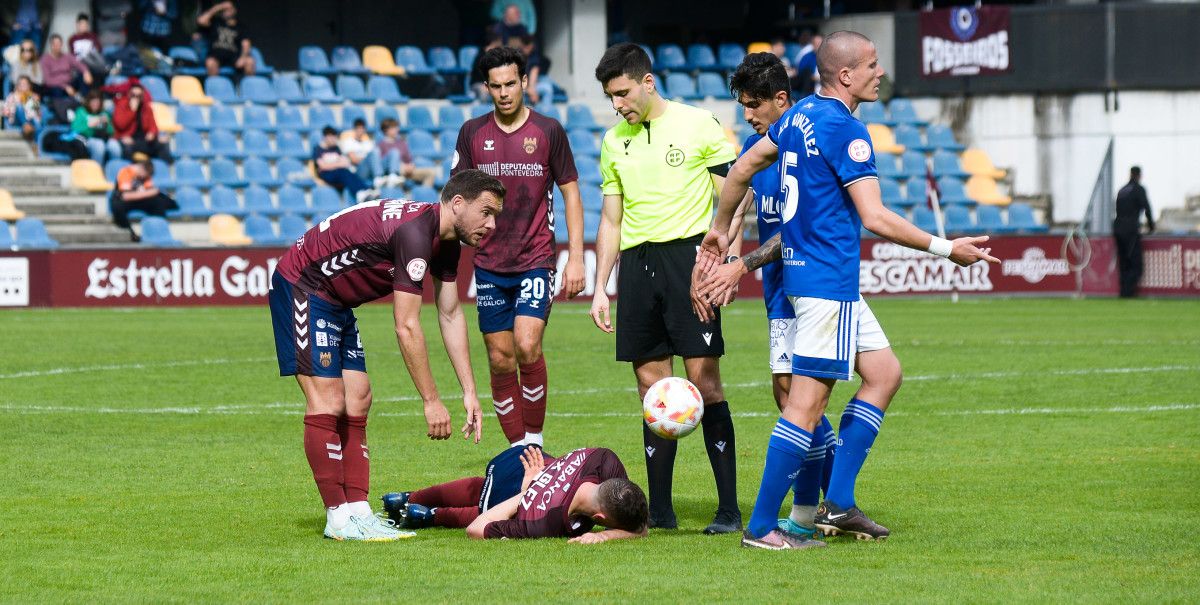 Francisco García Riesgo en el partido de Primera RFEF entre Pontevedra y Linares en Pasarón