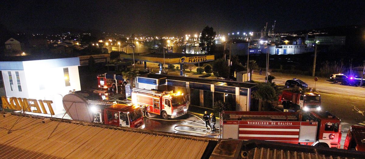 Dispositivo desplegado en la gasolinera de Praceres para sofocar el incendio y garantizar la seguridad