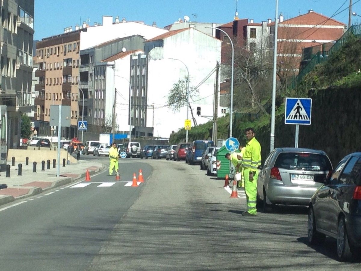 Pintado dun paso de peóns na rúa Jaime Janer