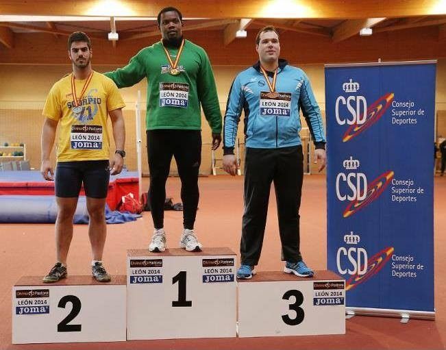 Víctor Gallego (dereita) no podio do Nacional de Lanzamentos Longos