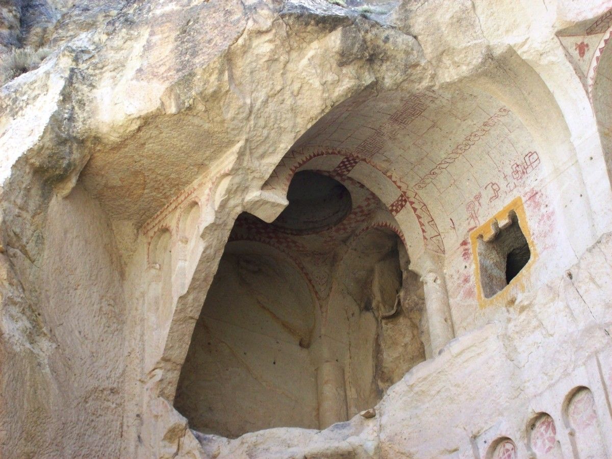 Capelas esculpidas en pedra nun dos lugares de culto en Göreme
