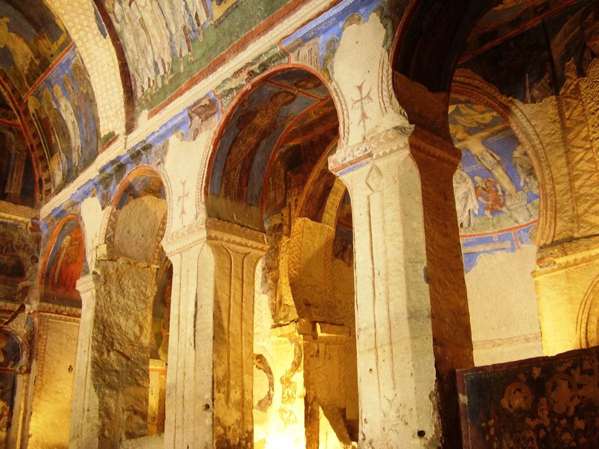 Interior dunha igrexa de Göreme