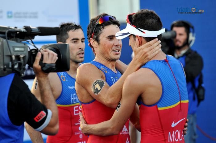 Javi Gómez Noya felicita a Mario Mola polo seu triunfo en Abu Dhabi