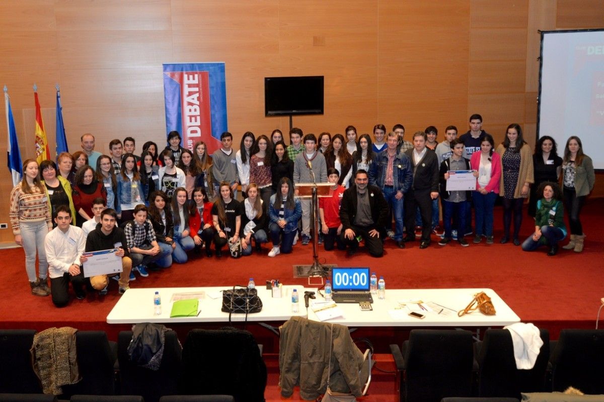 Foto de familia de los participantes en el Club de Debate de Pontevedra