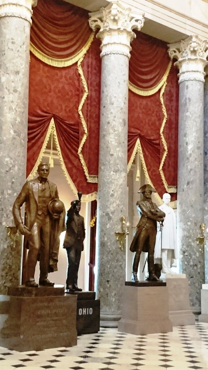 Estatuas na sala central do Capitolio