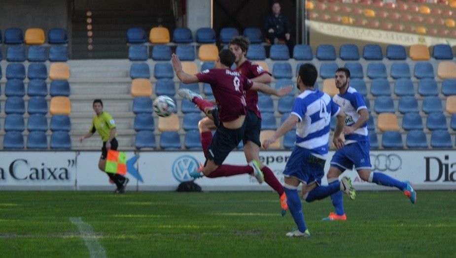Álvaro Muñiz conecta o remate que supuxo o primeiro gol do Pontevedra fronte ao Cultural Areas Álvaro Muñiz conecta o remate que supuxo o primeiro gol do Pontevedra fronte ao Cultural Areas
