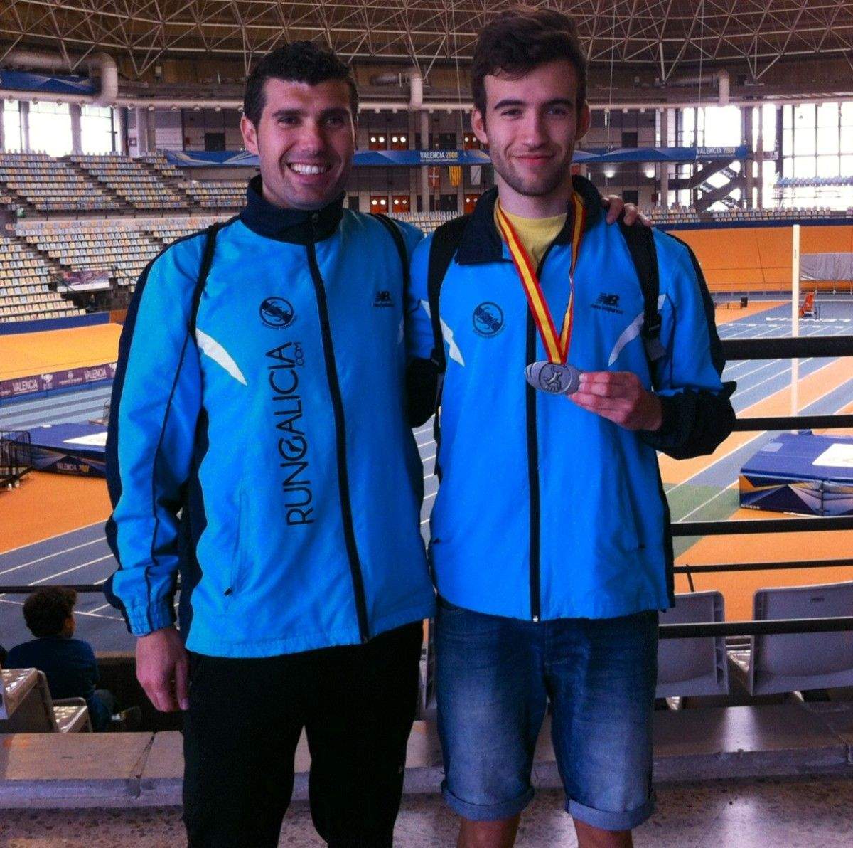 Jorge Puig junto a su entrenador, Pablo Díaz, tras su medalla de plata en el Nacional júnior