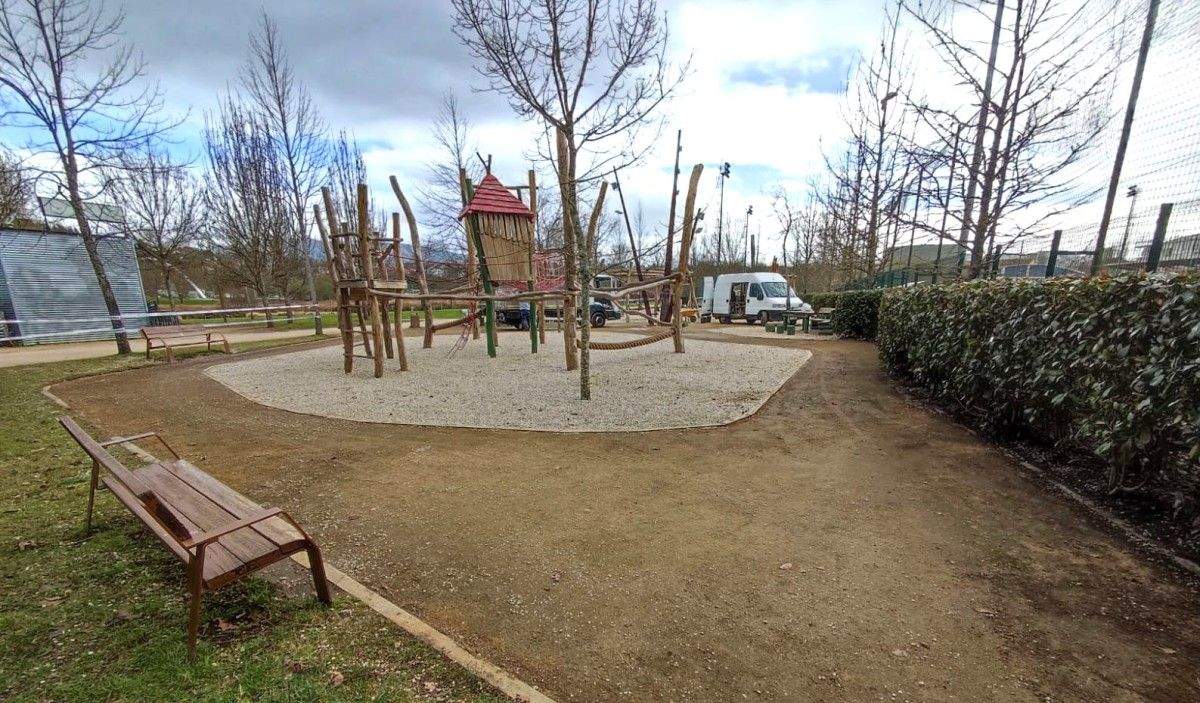 Trabajos de reparación y mantenimiento en el parque infantil de la Illa das Esculturas