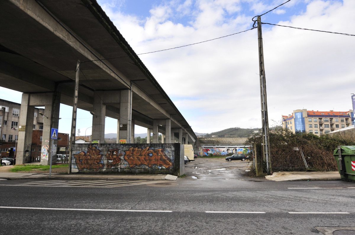 Ponte da Autopista na rúa Rosalía de Castro