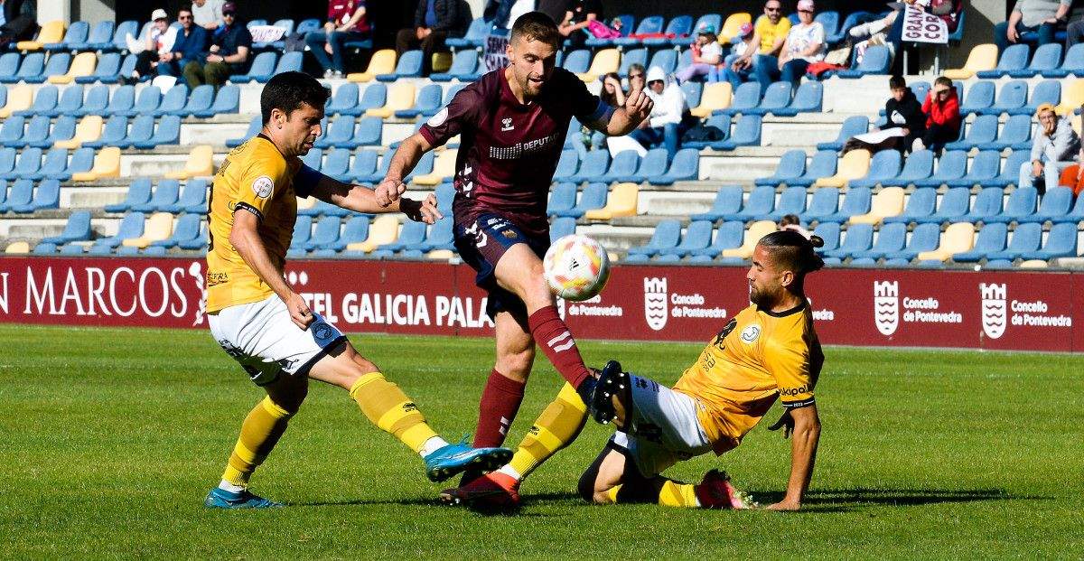 Partido de Primera RFEF 22-23 entre Pontevedra CF e Unionistas en Pasarón