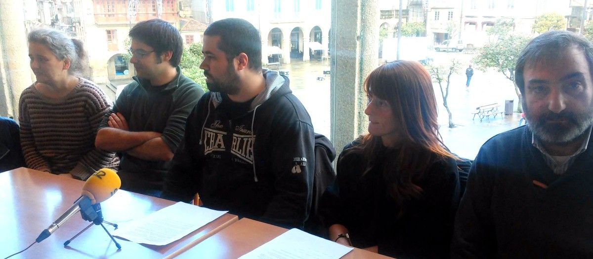 Representantes de Touradas fóra de Pontevedra durante unha rolda de prensa