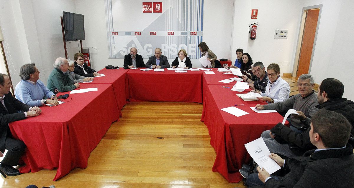 Reunión de Tino Fernández cunha  vintena de asociacións que traballan na iniciativa social
