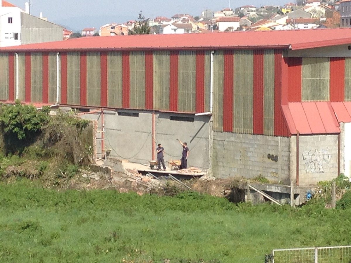 Obras en el exterior del Pabellón de A Laxe