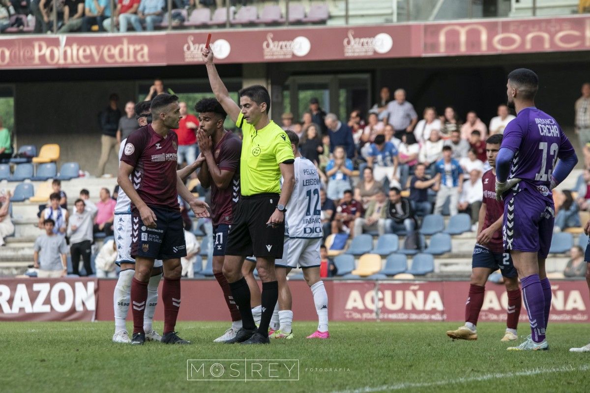 Ruiz Álvarez expulsa a Churre en el partido de Primera RFEF entre Pontevedra CF y RC Deportivo en Pasarón