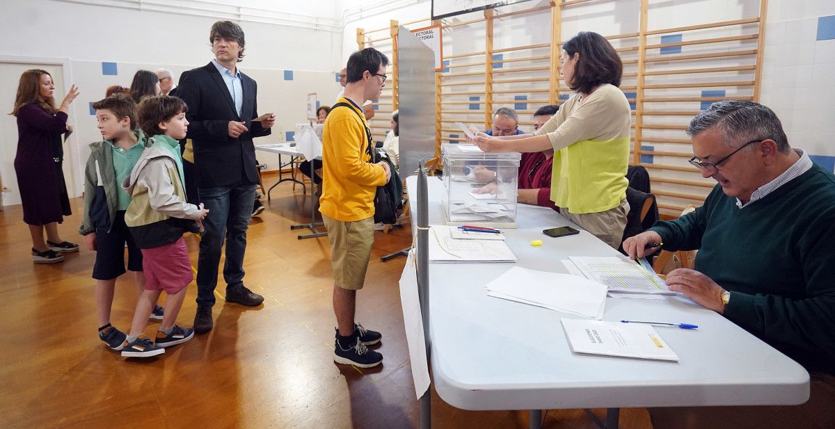 Gente votando en Pontevedra en las elecciones municipales del 28M