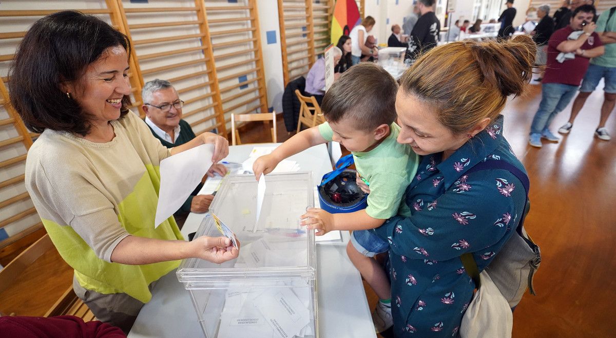 Gente votando en Pontevedra en las elecciones municipales del 28M