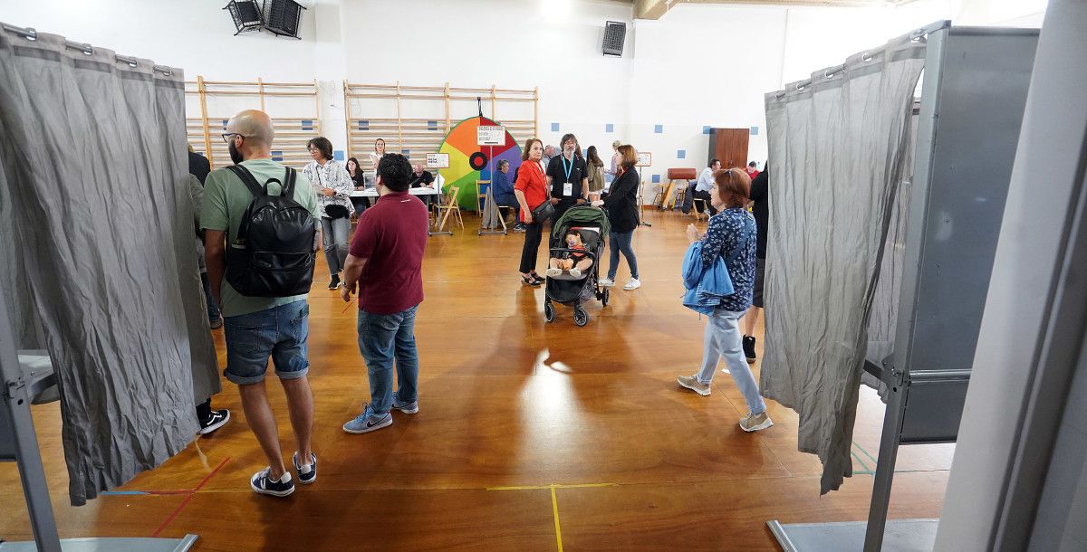 Gente votando en Pontevedra en las elecciones municipales del 28M