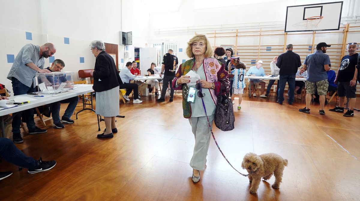 Gente votando en Pontevedra en las elecciones municipales del 28M