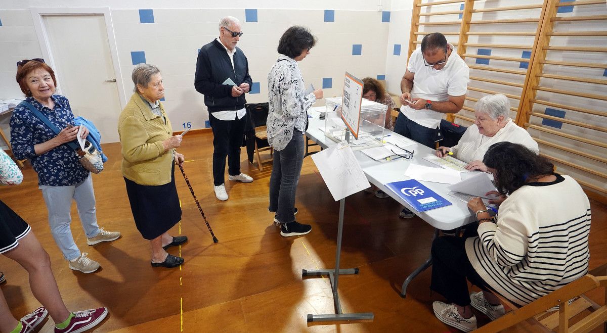 Gente votando en Pontevedra en las elecciones municipales del 28M