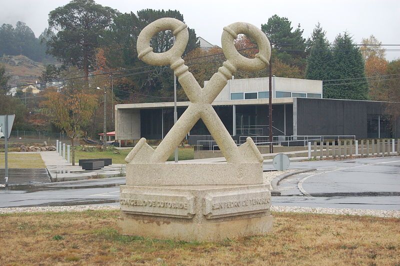 Escultura na rotonda da N-541 en Tenorio