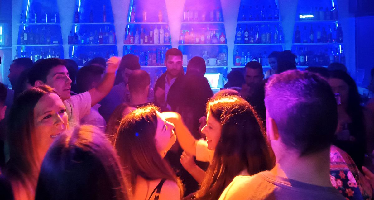 Gente en el interior de un pub
