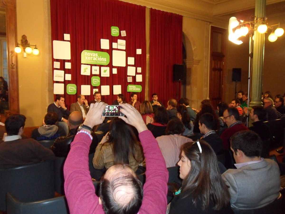 Charla 'Falemos dos Concellos' de Nuevas Generaciones del PP en el Café Moderno