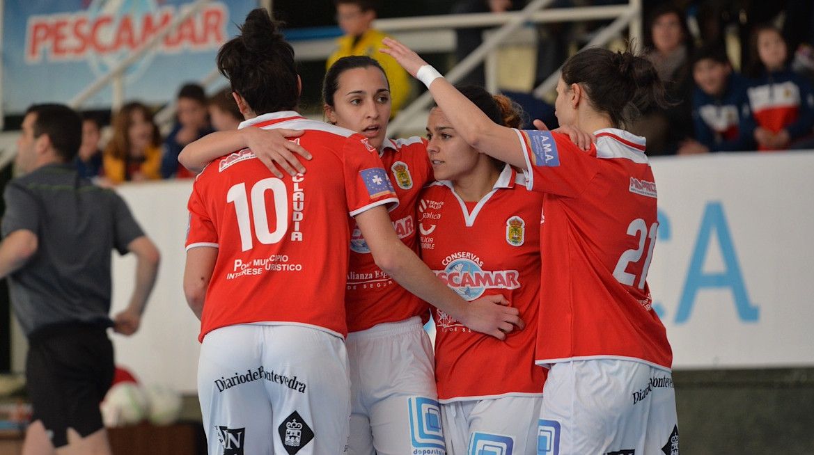 As xogadoras do Poio FS celebran un dos goles marcados ante o Gironella na Seca