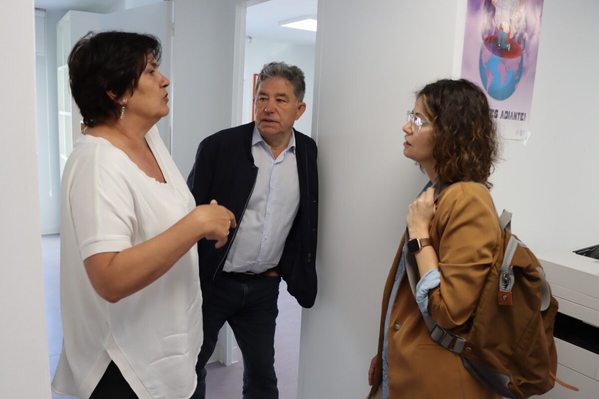 Lores e Anabel Gulías falando coa directora do CIM