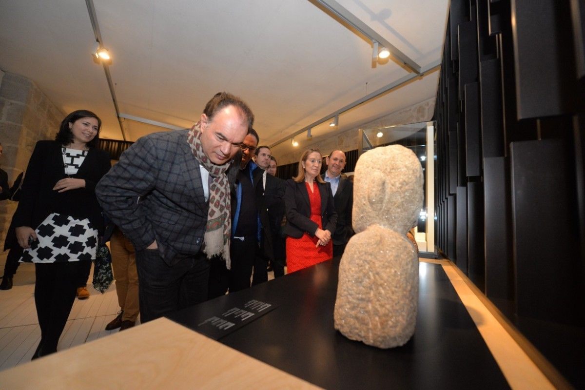 Visita de Louzán e Ana Pastor ás salas de arqueoloxía do Museo de Pontevedra